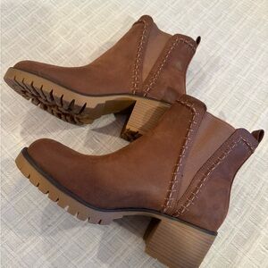 Boho Torrid Rustic Chestnut Brown Chelsea Lug Heel Ankle Boots Never Worn